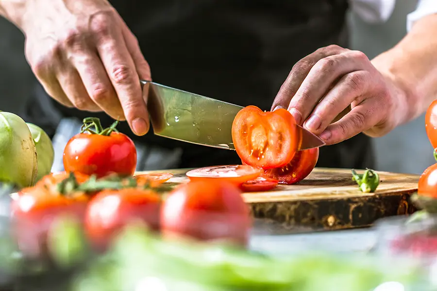 Koch schneidet Tomaten